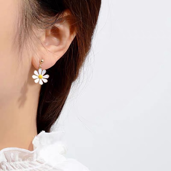Daisy earrings - Picture 3 of 3
